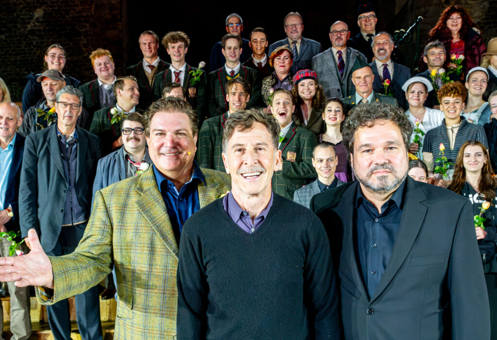 Joern Hinkel mit Tom Schulman, Francis Fulton-Smith und dem Ensemble