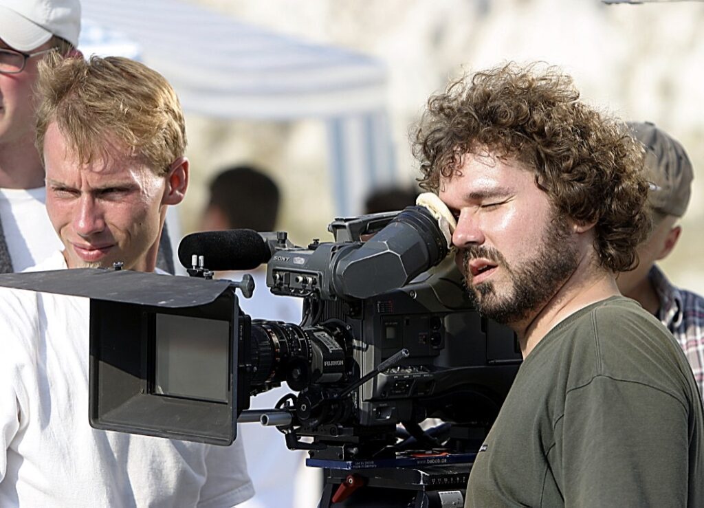 Joern Hinkel hinter einer Filmkamera