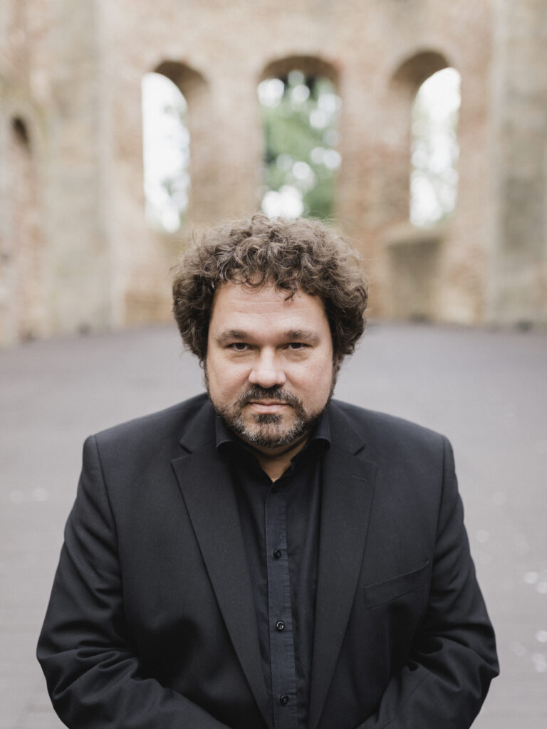 Joern Hinkel in der Stiftsruine